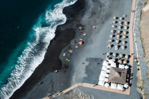 Atlantik mit Strandbar und schwarzem Badestrand, Luftbild, Playa de La Enramada, La Caleta, Costa Adeje, Kanarische Inseln, Teneriffa, Spanien Atlantik mit Strandbar und schwarzem Badestrand, Luftbild, Playa de La Enramada, La Caleta, Costa Adeje, Kanarische Inseln, Teneriffa, Spanien